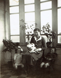 Moeder Elodie met zus Arlette, baby Raoul en broer Jean in 1934